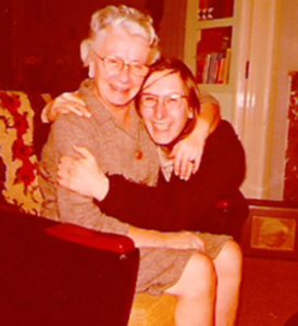 Oma met kleinzoon Jac in 1971