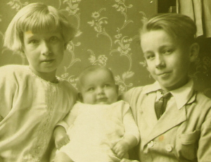 Het drietal van Cor en Koos:
Bep, Corrie en Lou Veltmeijer in 1929